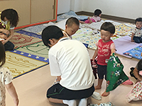 写真：園児たちと関わる生徒たち